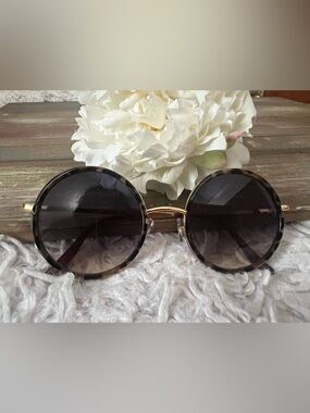 Round Tortoiseshell Sunglasses with Gradient Lenses